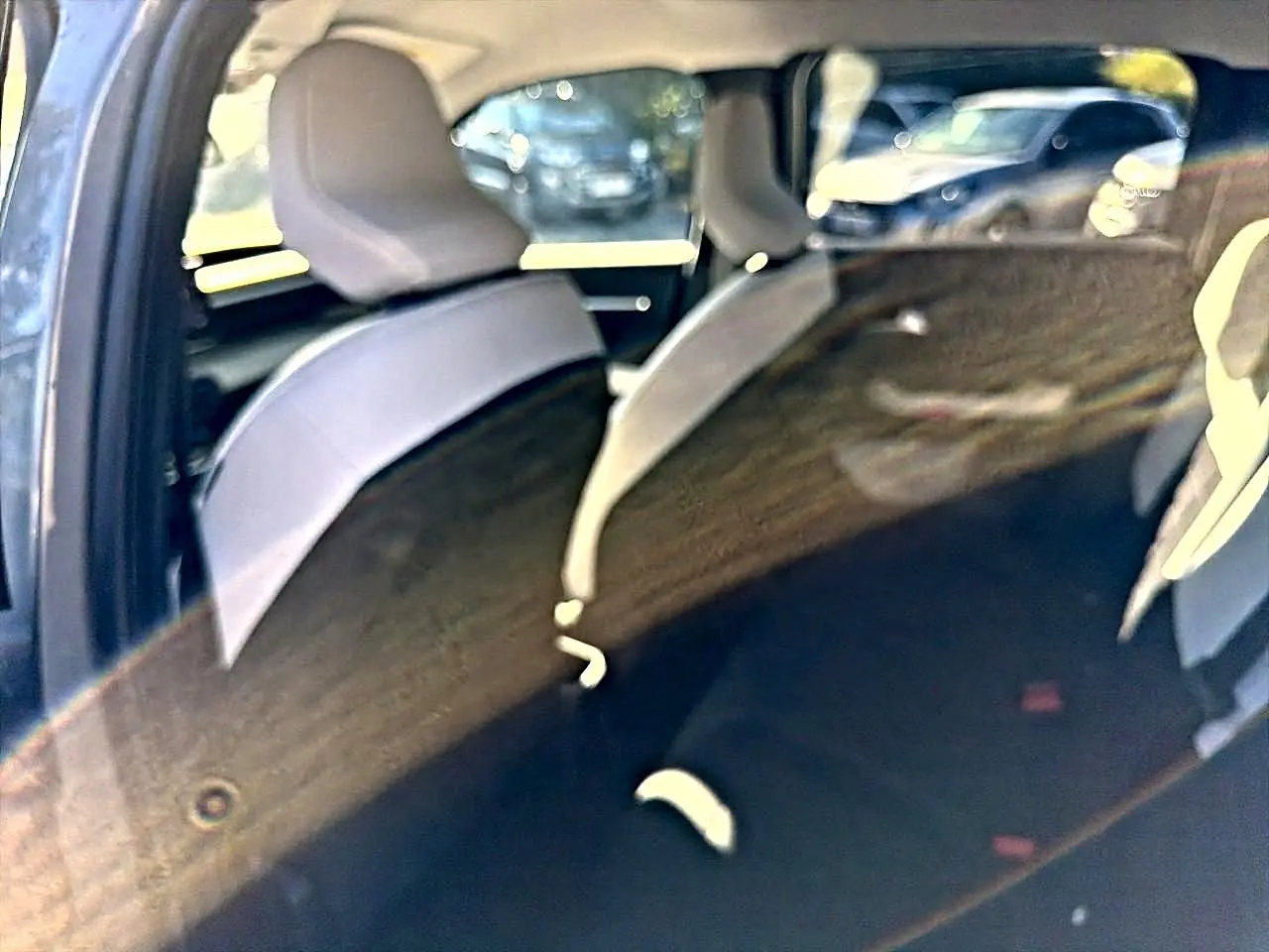 Vue intérieure arrière de la Citroën C3 gris mercure, montrant les sièges arrière et la banquette 1/3-2/3.