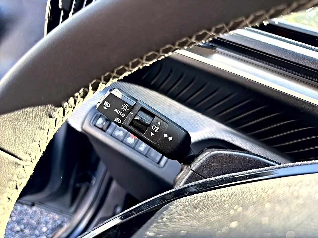 Gros plan sur la commande des phares et clignotants à gauche du volant de la Citroën C3 2025.