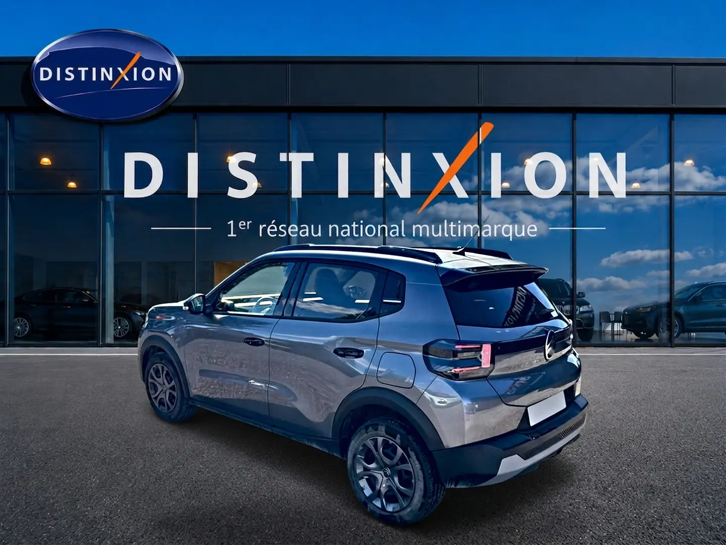 Vue 3/4 arrière droite d'une Citroën C3 gris mercure avec feux arrière LED, jantes alu et vitres surteintées.