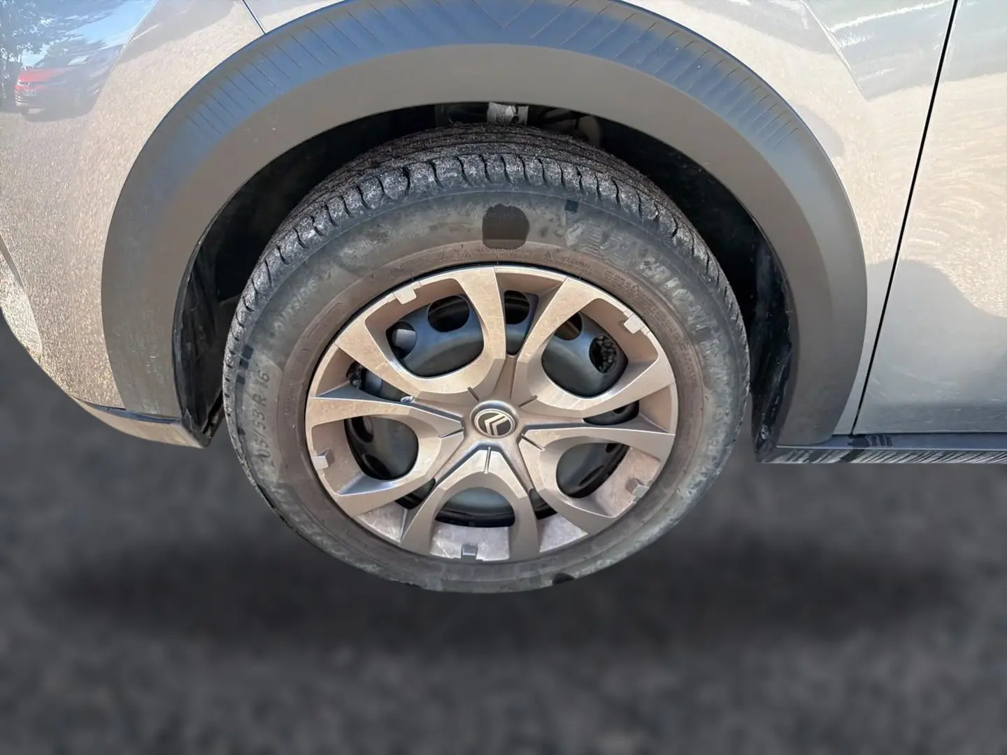 Gros plan sur la roue avant droite gris mercure d'une Citroën C3 2025 avec jante alu distinctive.