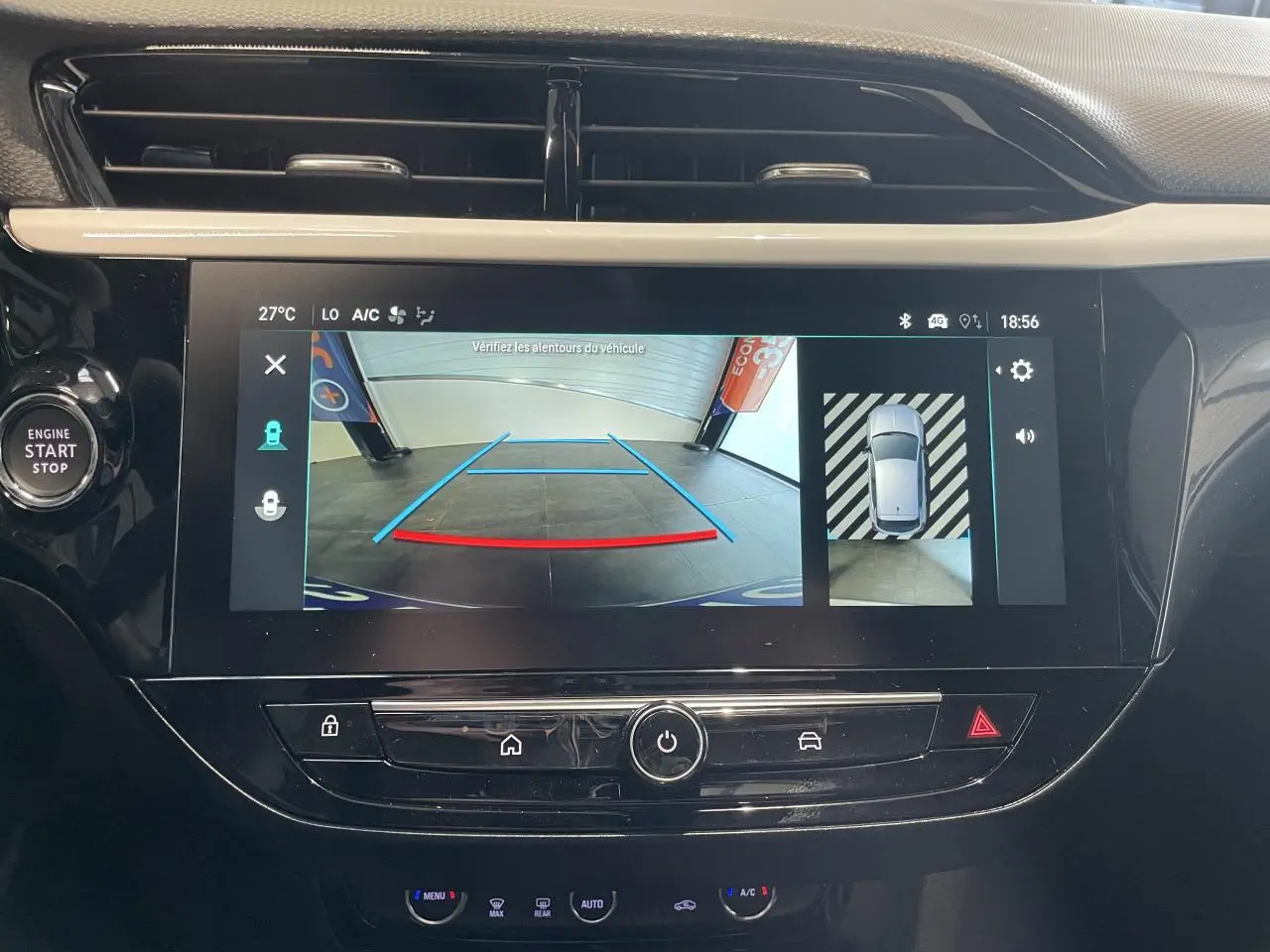 Écran tactile central de l’Opel Corsa gris montrant la caméra de recul panoramique avec guidage dynamique.