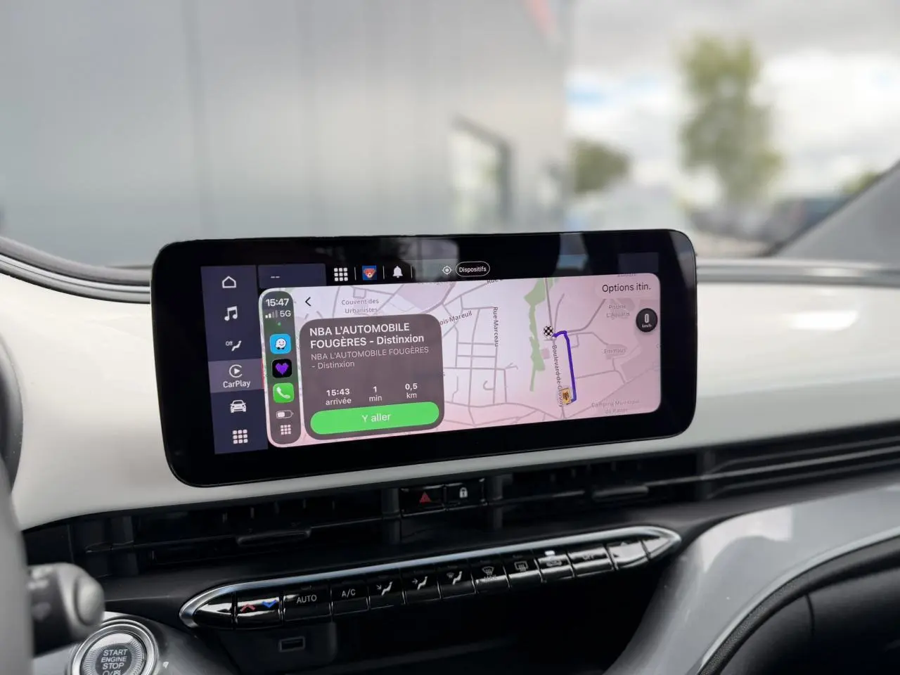 Vue rapprochée de l’écran tactile central affichant la navigation dans l’habitacle blanc Artic du Fiat 500 électrique 2024.