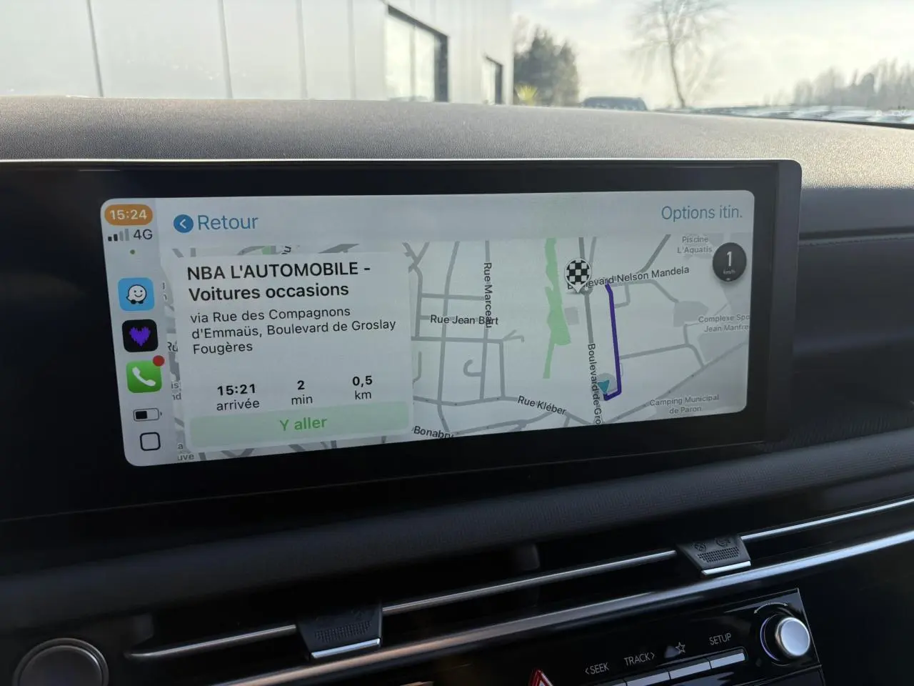 Écran tactile multimédia du Hyundai Tucson 2025 affichant un guidage GPS en intérieur lumineux.