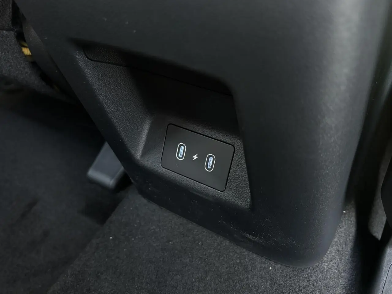 Prise USB double en bas du siège avant dans l'habitacle noir du Hyundai Tucson Cypress Green 2025.