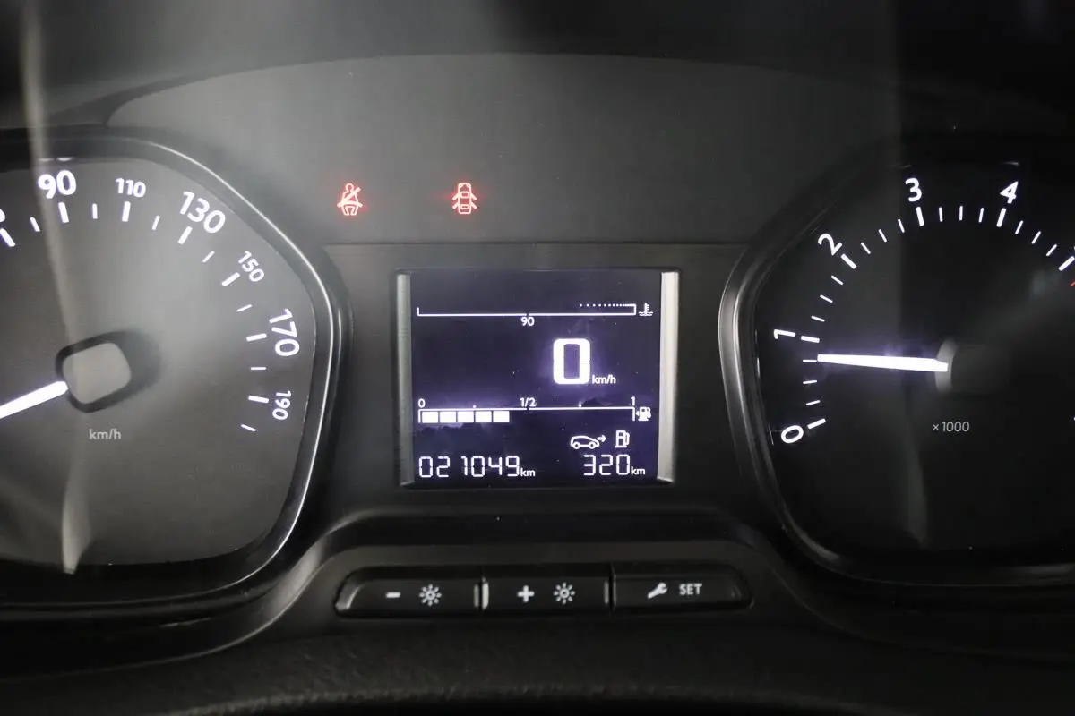 Tableau de bord du Citroën Jumpy blanc, affichant compteur à zéro et 21 049 km au compteur digital.