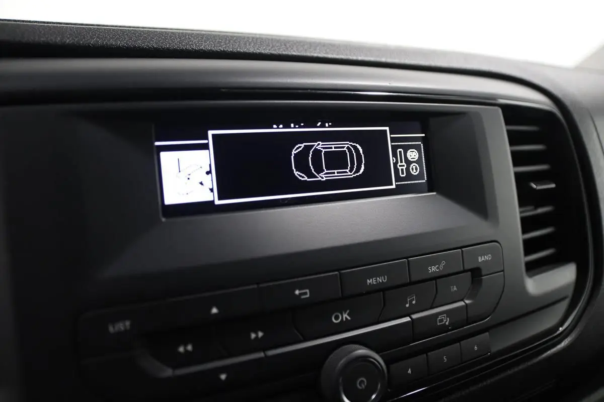 Écran central du tableau de bord du Citroën Jumpy Fourgon XL 2019, affichant l'aide au stationnement.