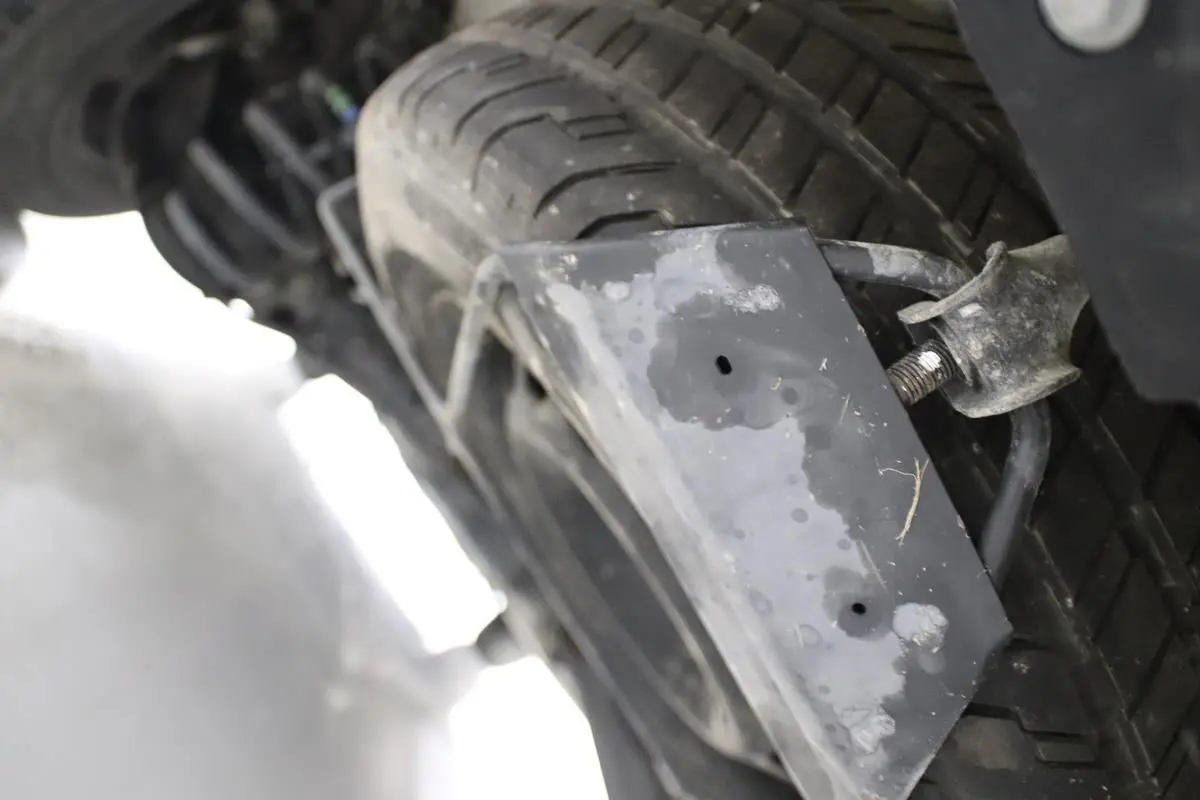 Gros plan sur la roue de secours fixée sous un Citroën Jumpy blanc, version fourgon XL diesel 2019.