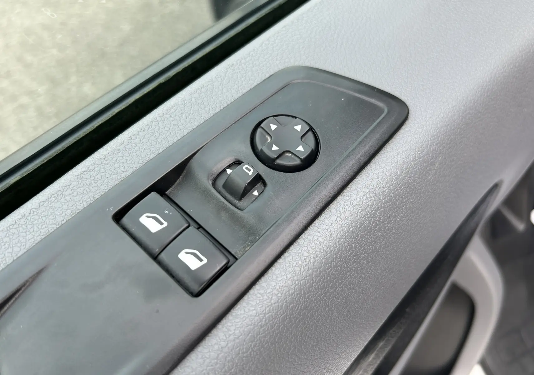 Gros plan sur les commandes de réglage des phares et désactivation du radar de recul dans un Citroën Jumpy Fourgon XL blanc.