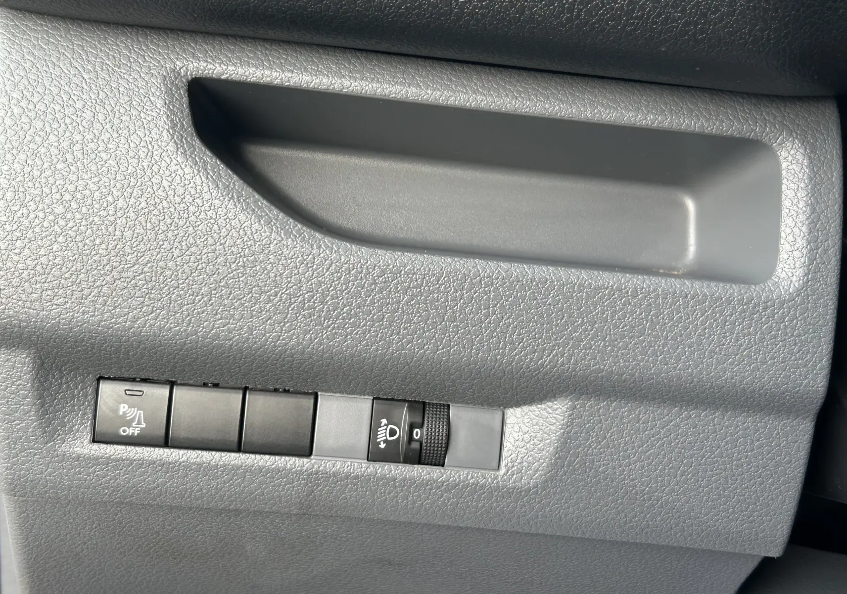 Gros plan sur la console centrale du Citroën Jumpy 2019, montrant prise 12V et port USB intégrés.