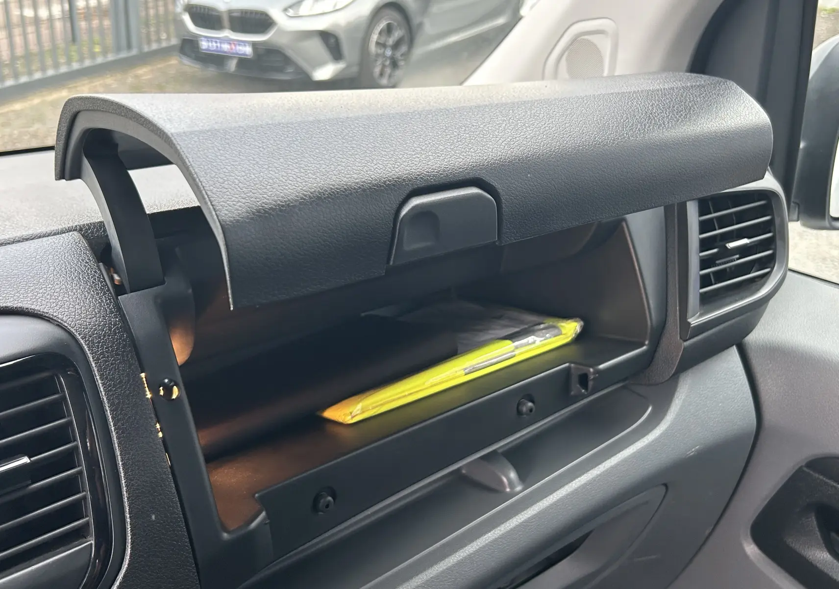 Détail intérieur montrant le bouton de désactivation de l'airbag passager sur la portière d'un Citroën Jumpy blanc.