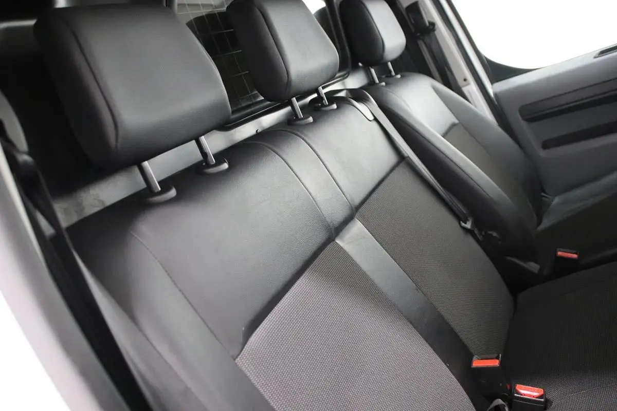 Intérieur du Citroën Jumpy Fourgon XL 2019, vue latérale sur la banquette arrière en tissu noir avec appuie-têtes.