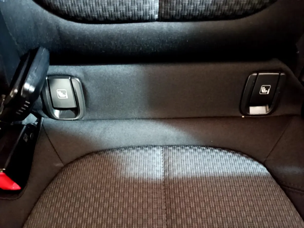 Détail des commandes de rabattement des sièges arrière sur la banquette du BMW X1 noir sDrive16d Business Design 2020.