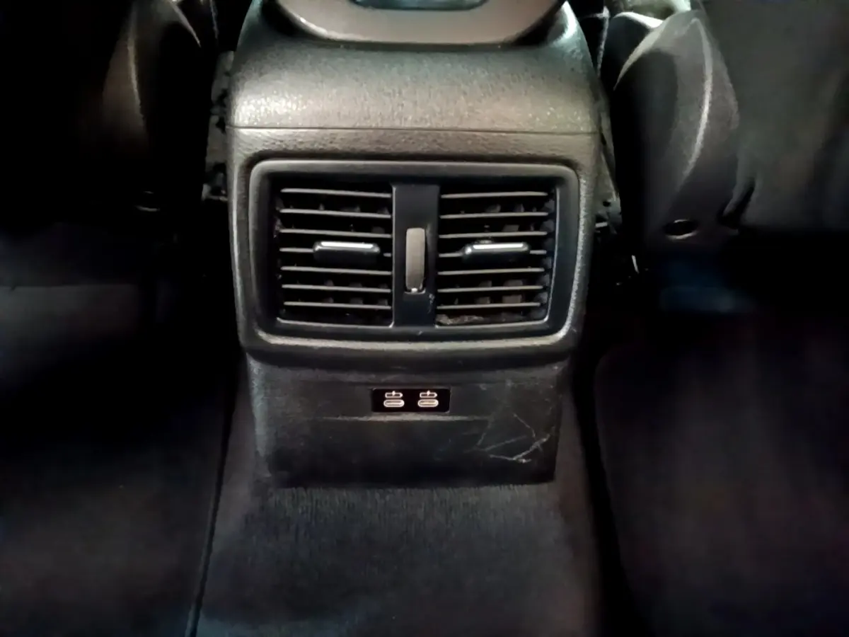 Vue rapprochée des aérateurs arrière noirs et des ports USB du BMW X1 sDrive16d Business Design DKG7 2020.