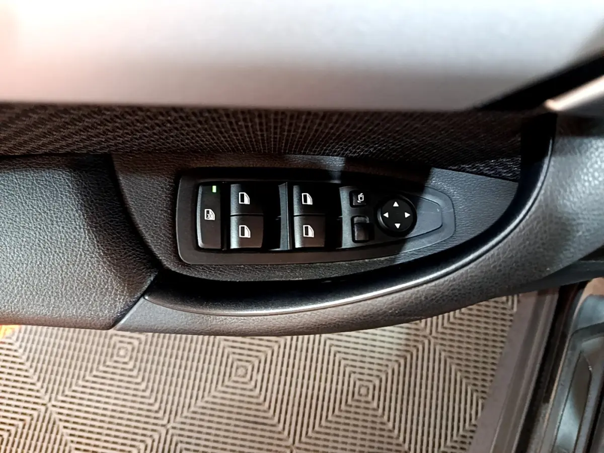 Commande des vitres et rétroviseurs côté conducteur en plastique noir dans une BMW X1 noir 2020 sDrive16d Business Design