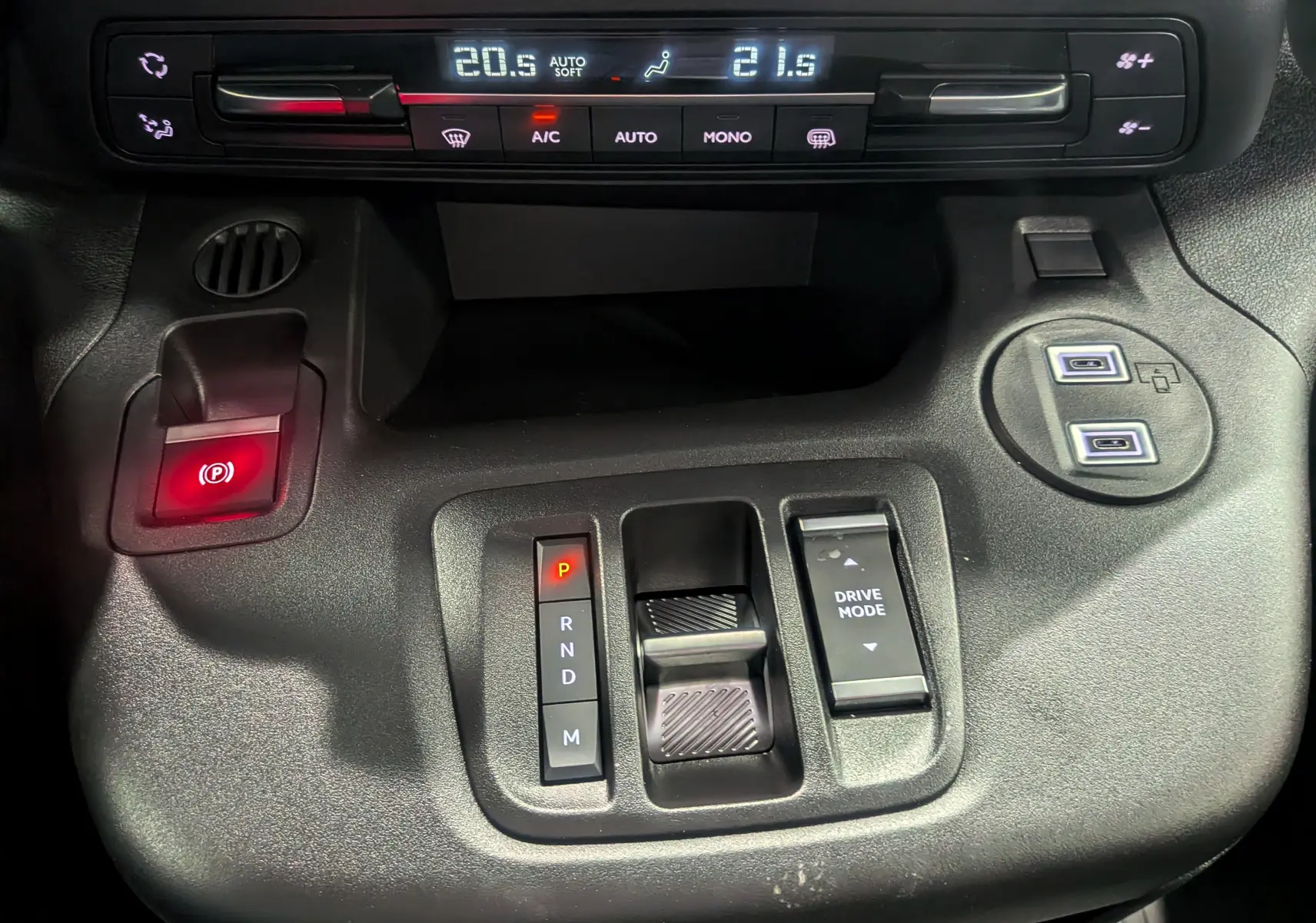 Vue rapprochée de la console centrale du Toyota Proace City 2026 avec commandes de climatisation, boîte auto et mode de conduite.