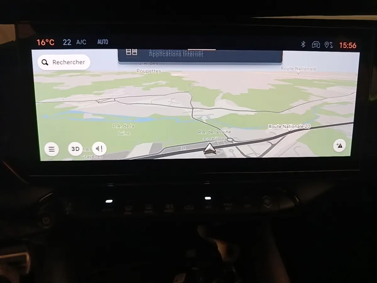 Écran tactile 10,25 pouces du système de navigation de l'Alfa Romeo Junior 1.2 Ibrida noir, vue intérieure centrale.