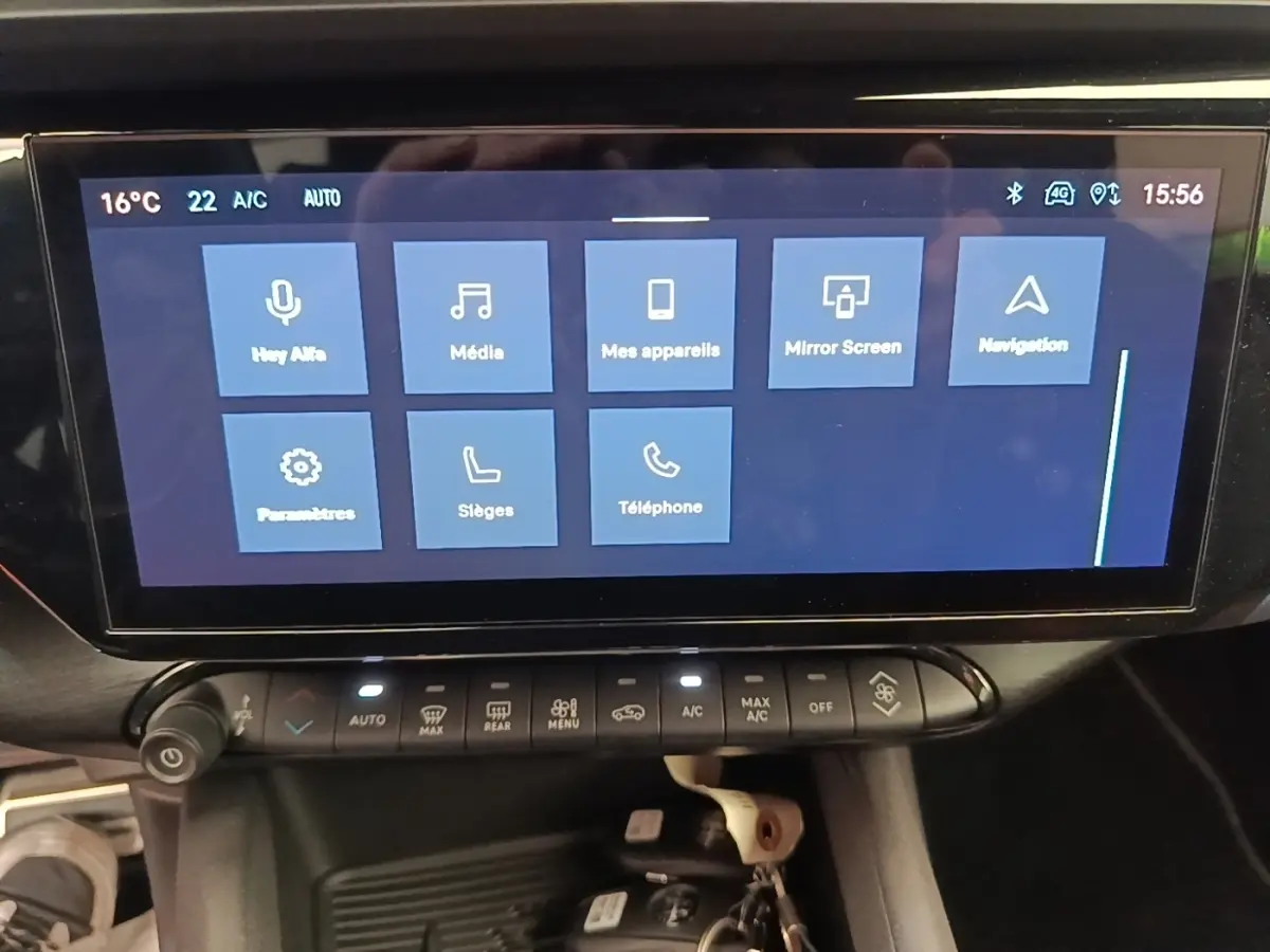 Écran tactile central de 10,25 pouces affichant le menu multimédia dans l’habitacle d’une Alfa Romeo Junior noire.