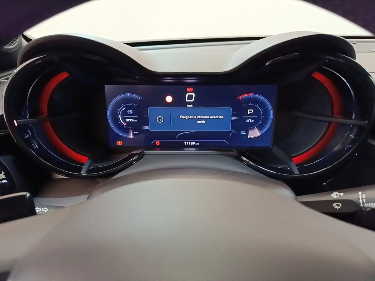 Vue rapprochée du combiné d'instruments numérique de l'Alfa Romeo Junior 2024 avec accents rouges autour des cadrans.
