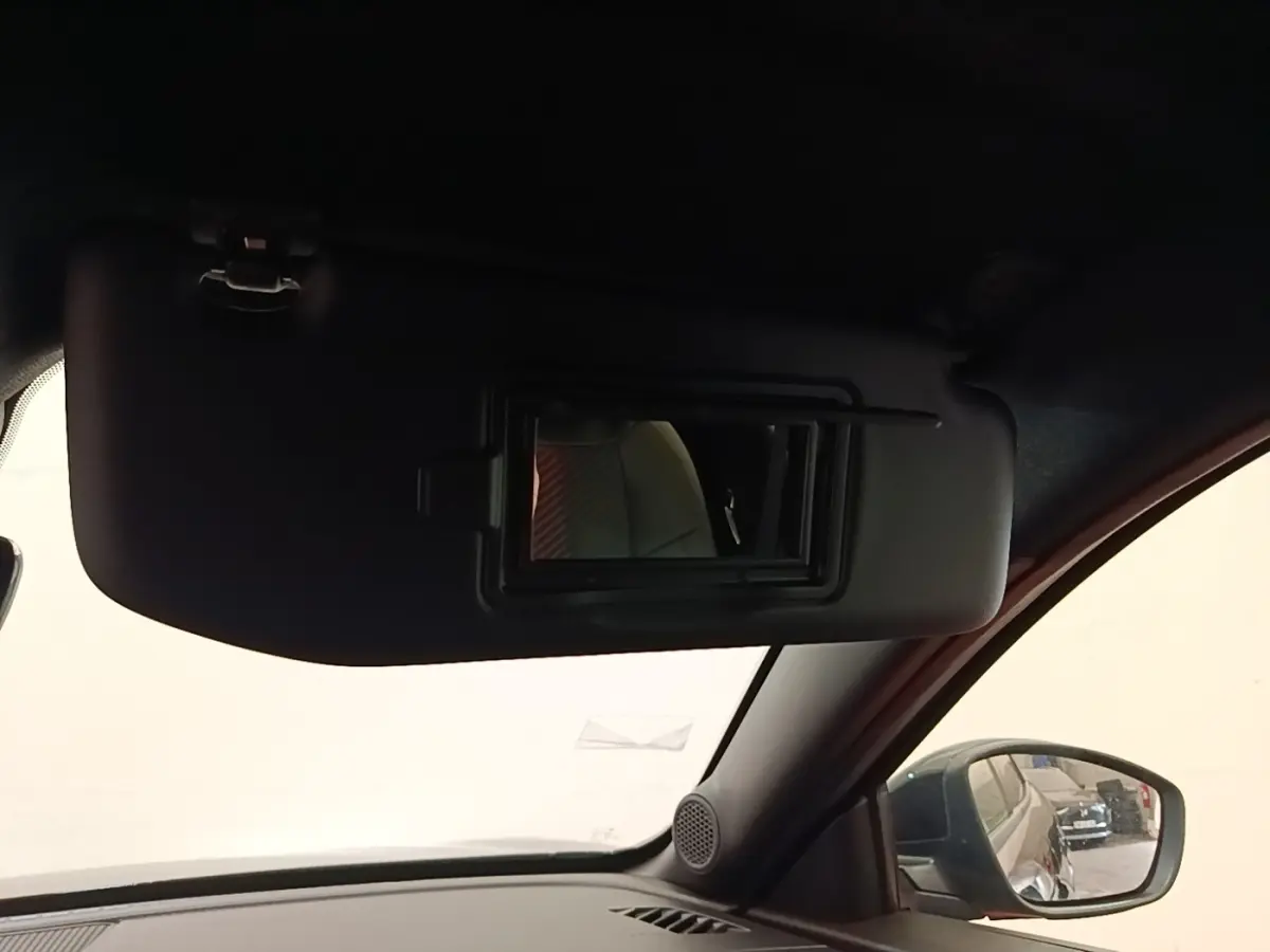 Vue intérieure côté droit de l'Alfa Romeo Junior 1.2 Ibrida 2024, avec pare-soleil baissé et miroir de courtoisie ouvert.