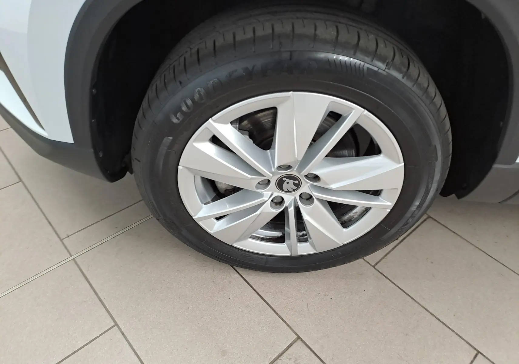 Gros plan sur la roue avant droite du Skoda Karoq blanc lune 2025 avec jante alliage et pneu Goodyear.