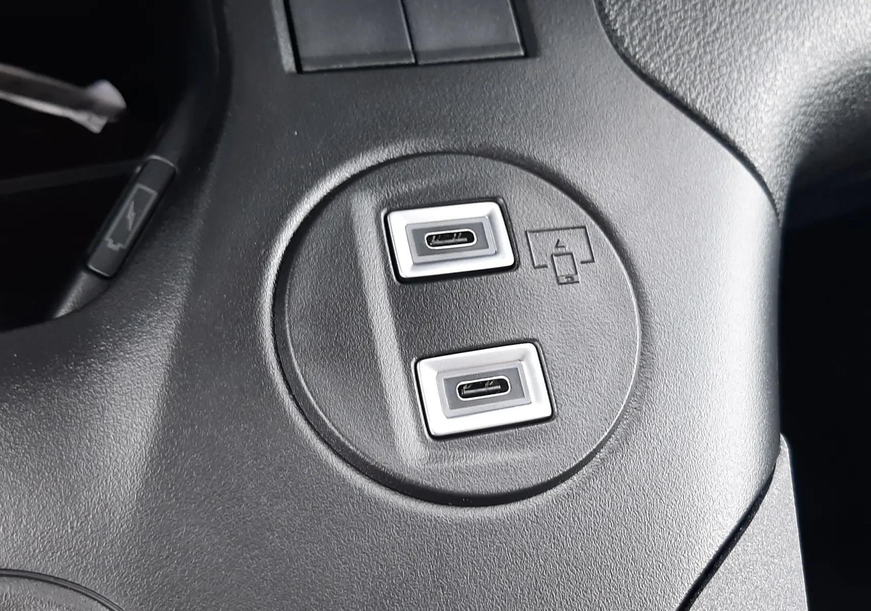 Gros plan sur les deux ports USB-C intégrés dans la console centrale noire du Peugeot Rifter Bleu Kiama 2026.