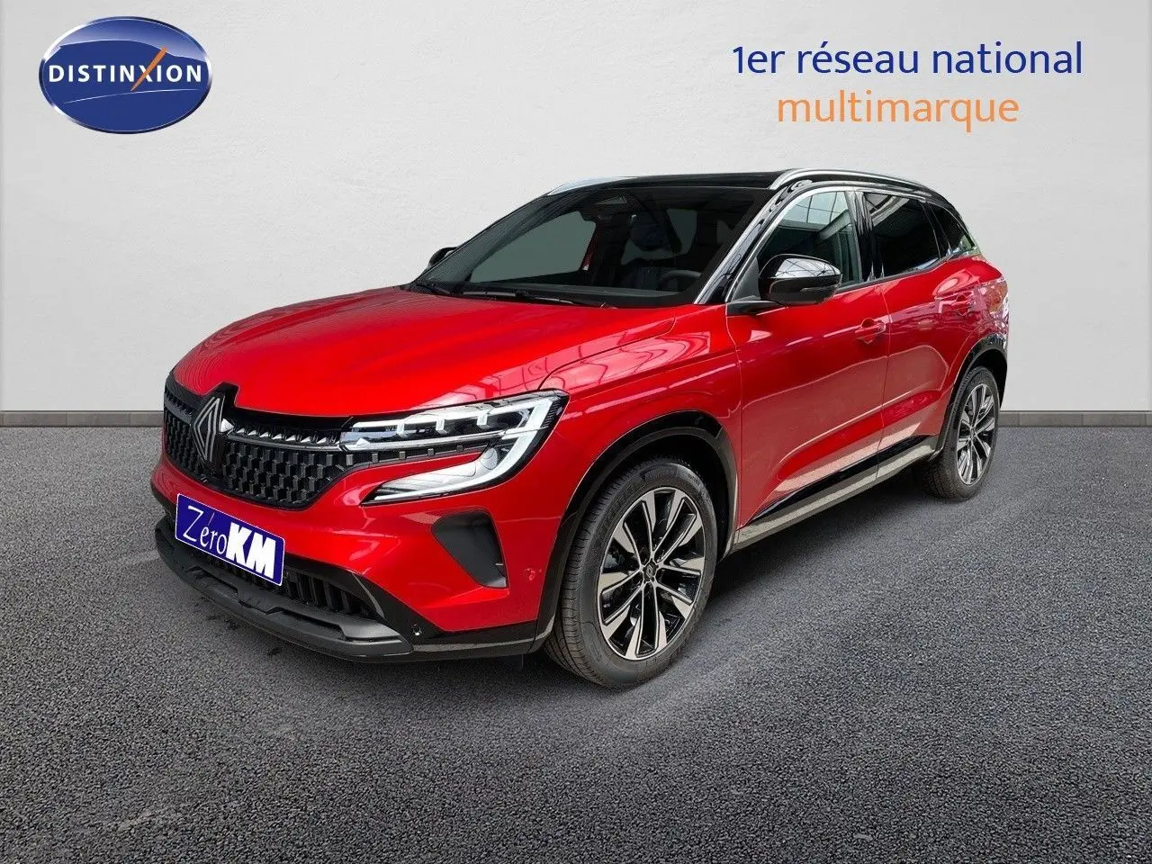 Renault Austral E-Tech hybride rouge passion avec toit noir, vue 3/4 avant droit sur fond neutre intérieur showroom.