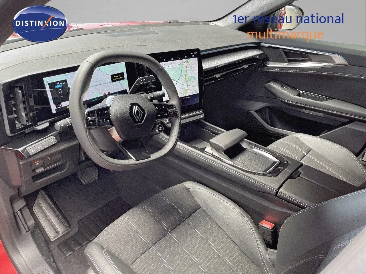 Intérieur du Renault Austral E-Tech 2025 vu côté conducteur, avec tableau de bord numérique et sièges gris en tissu.