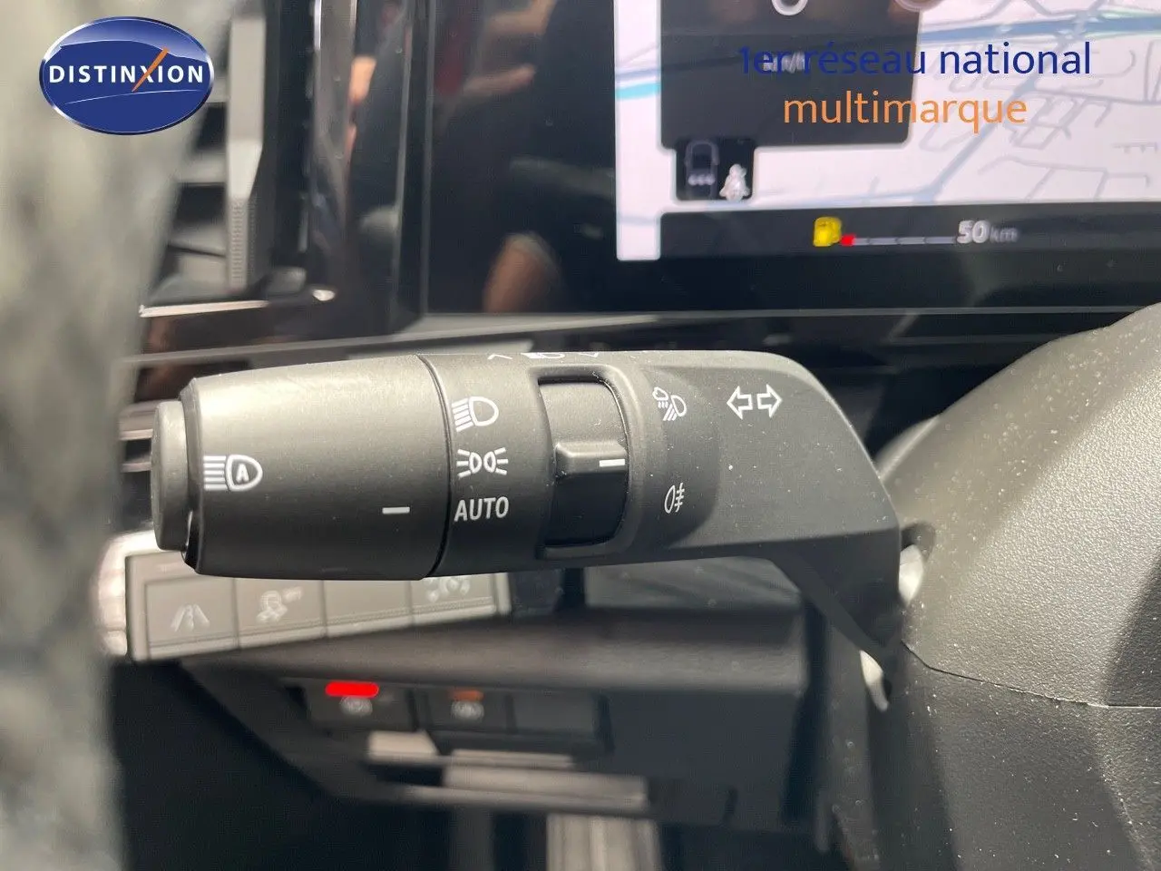 Gros plan sur la commande des feux et clignotants à gauche du volant dans le Renault Austral E-Tech hybride 2025.