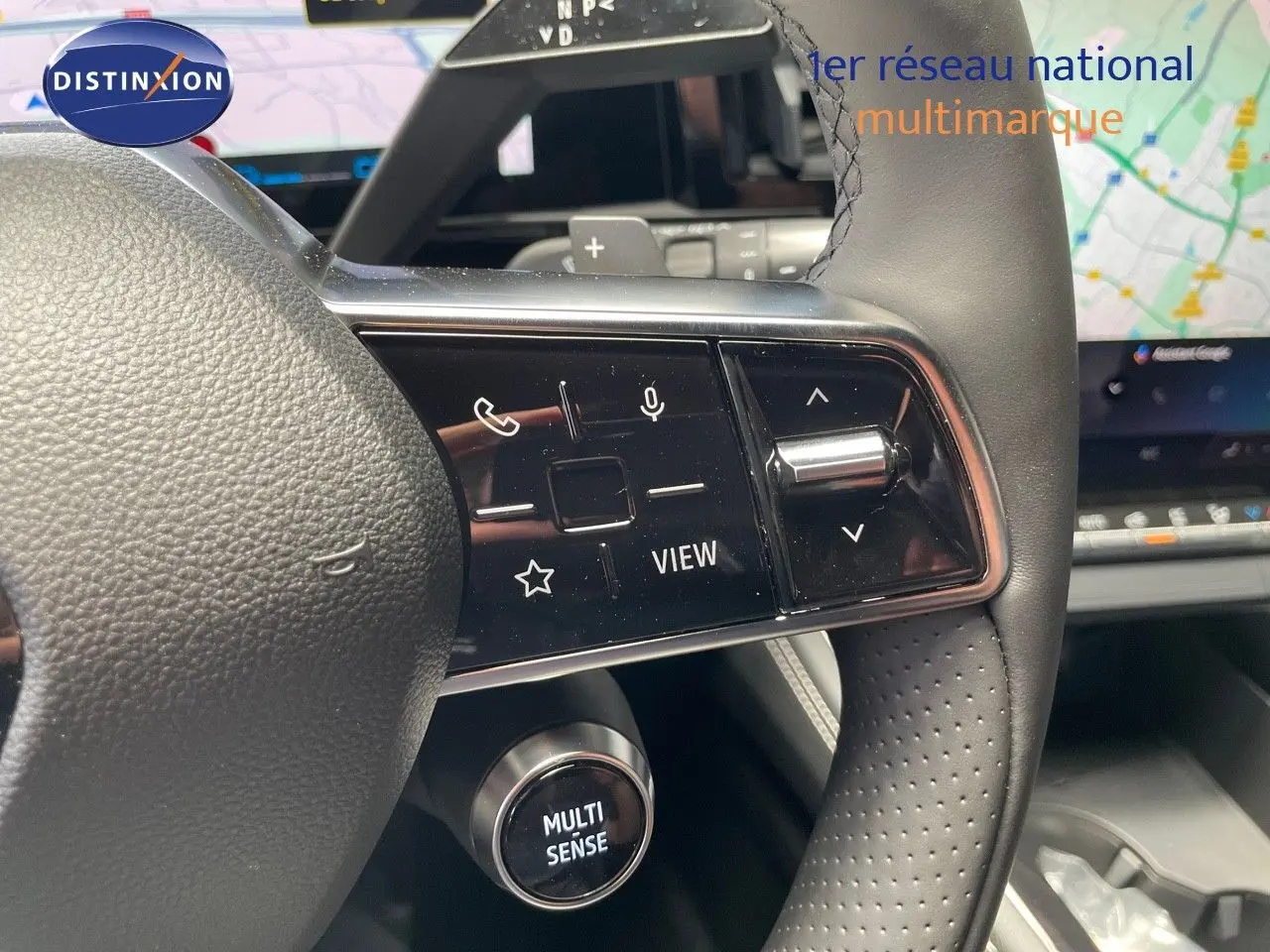 Gros plan sur le volant cuir noir du Renault Austral 2025 avec commandes multifonctions et bouton Multi Sense.