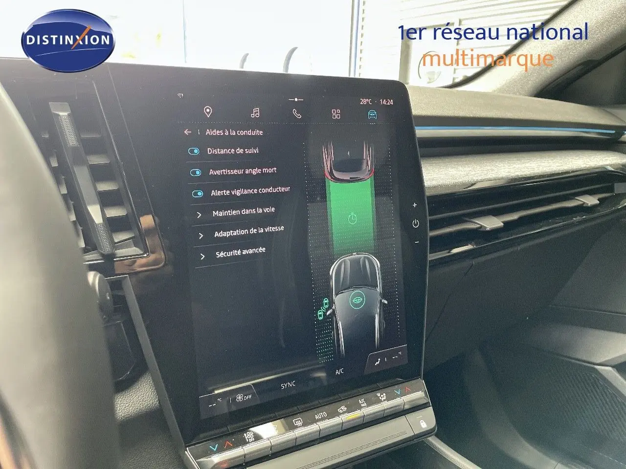 Écran tactile central du Renault Austral E-Tech 2025 montrant les aides à la conduite, intérieur noir moderne.