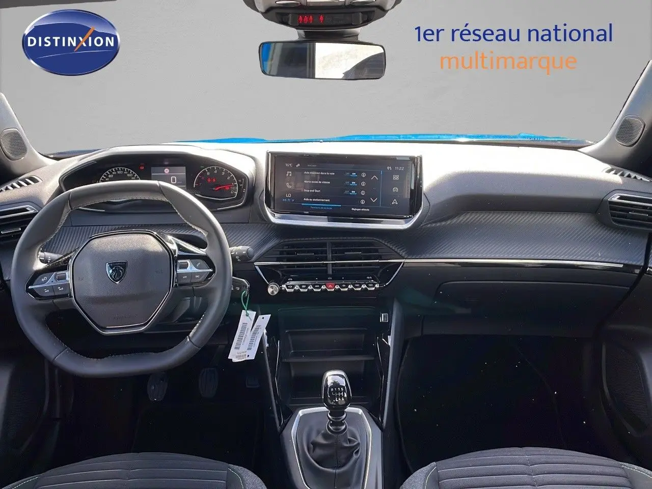 Intérieur du Peugeot 2008 2024 avec tableau de bord moderne, volant compact et levier de vitesse manuel visible.