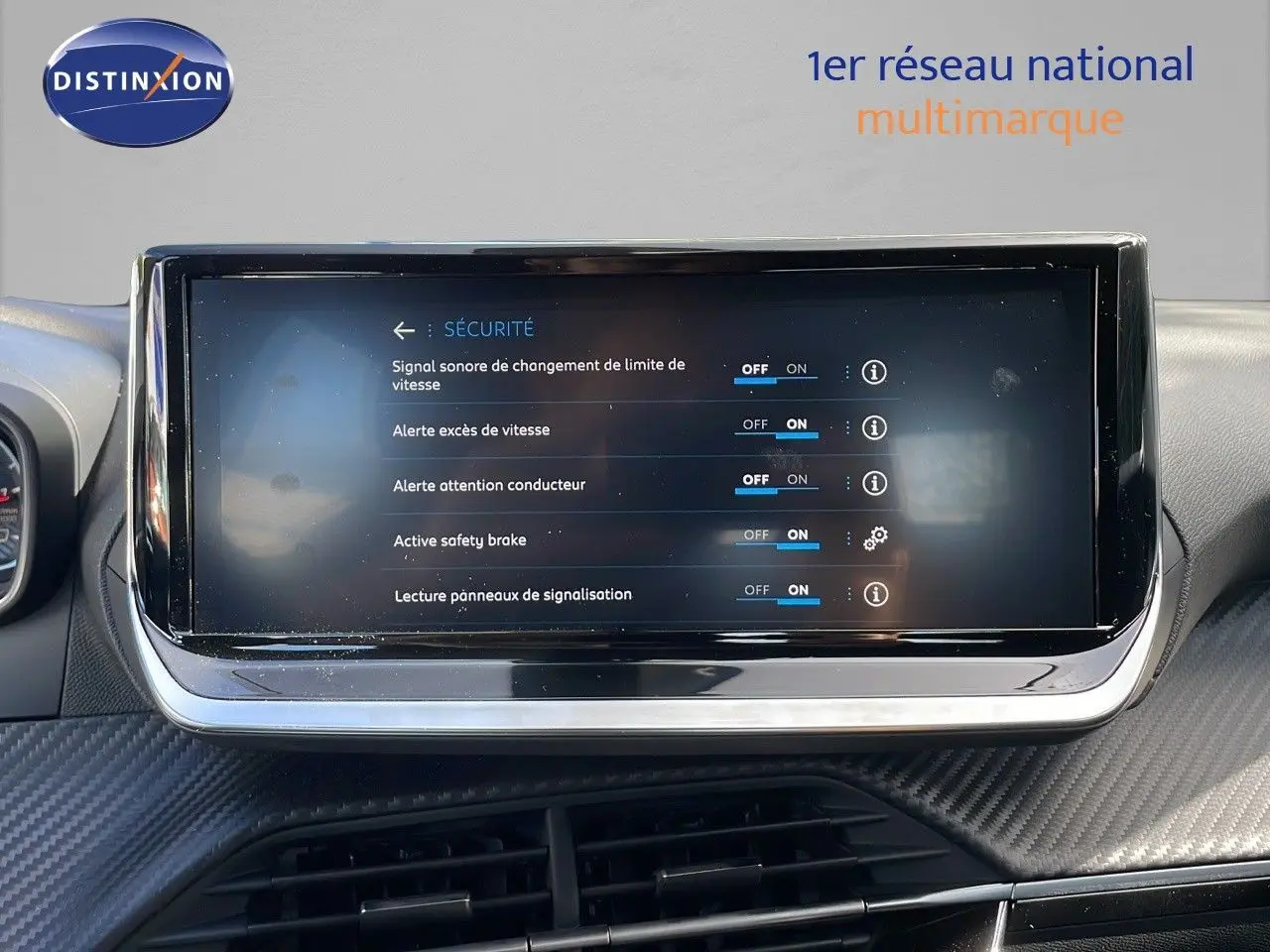 Écran tactile central affichant les réglages de sécurité du Peugeot 2008 1.2 PureTech 2024, intérieur moderne.