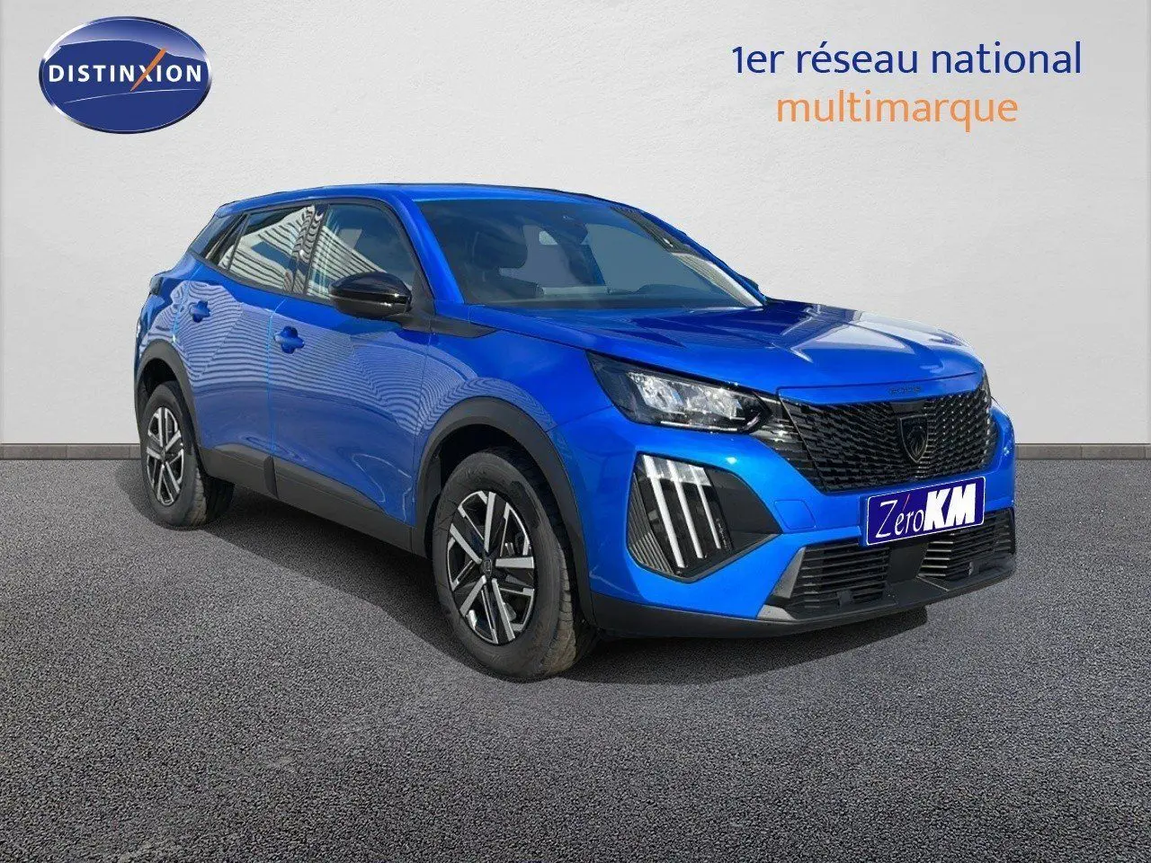 Peugeot 2008 bleu Vertigo métal en 3/4 avant droit, avec calandre noire et feux LED distinctifs.