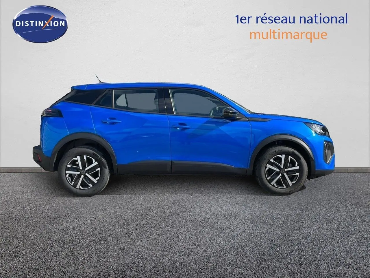 Profil latéral droit d'un Peugeot 2008 2024 en bleu Vertigo métallisé avec jantes alliage noires et grises.