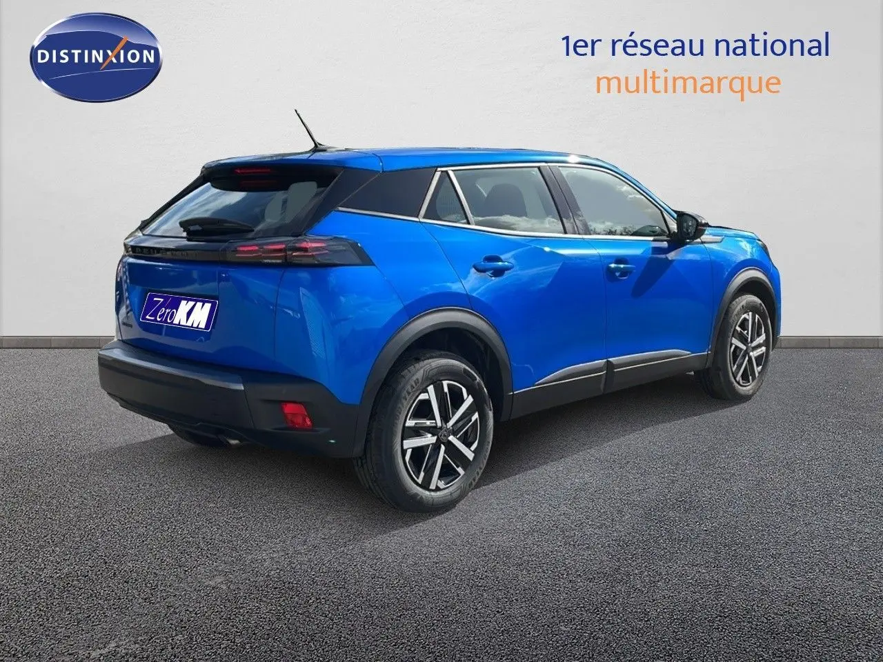 Peugeot 2008 bleu Vertigo métal vue 3/4 arrière côté gauche, avec toit noir et jantes alliage distinctives.