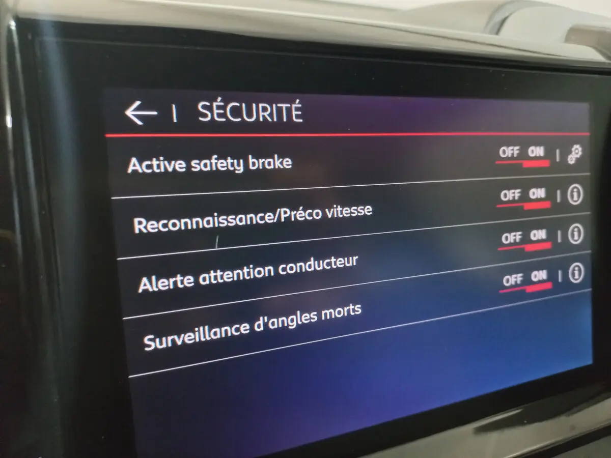 Écran tactile intérieur du Citroën C5 Aircross blanc affichant les réglages de sécurité activés.