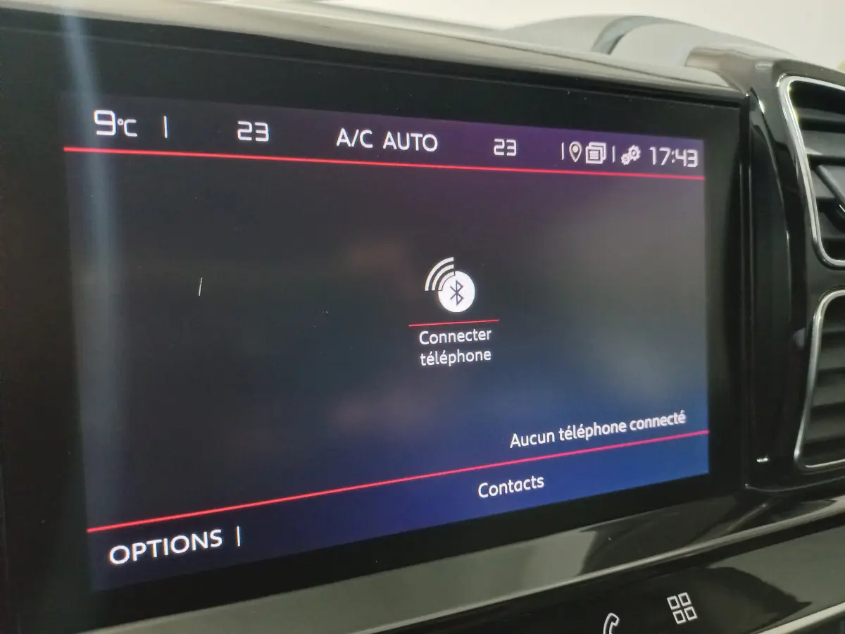 Écran tactile central affichant la connexion Bluetooth dans l'habitacle du Citroën C5 Aircross blanc de 2020.