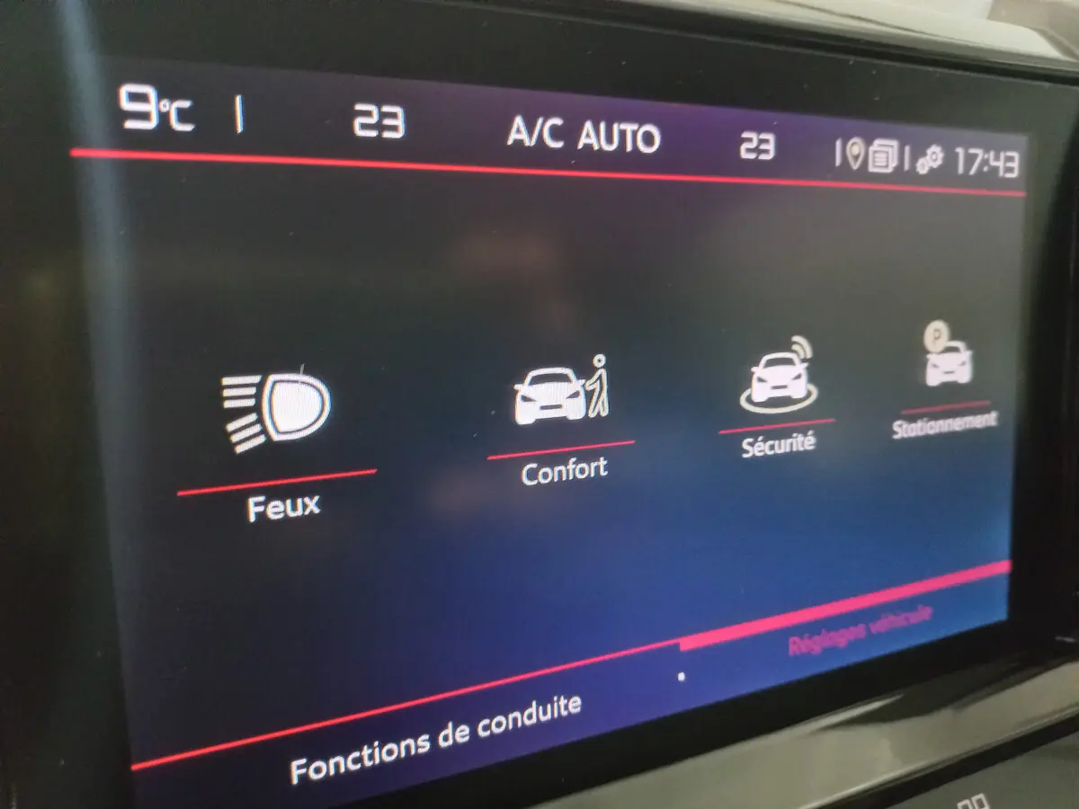 Écran tactile intérieur du Citroën C5 Aircross 2020 affichant les réglages Feux, Confort, Sécurité et Stationnement.