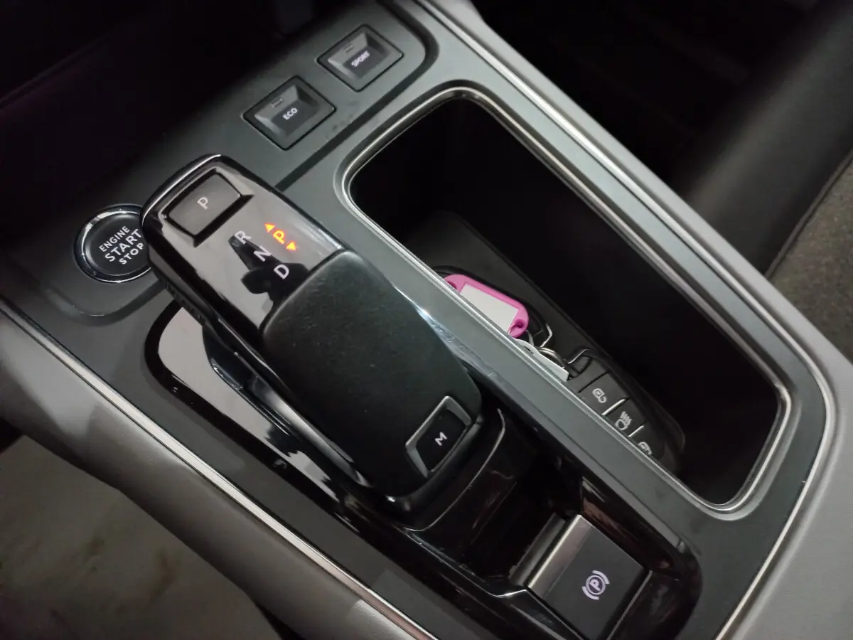 Gros plan sur la console centrale noire du Citroën C5 Aircross avec levier de vitesse automatique et bouton start/stop.