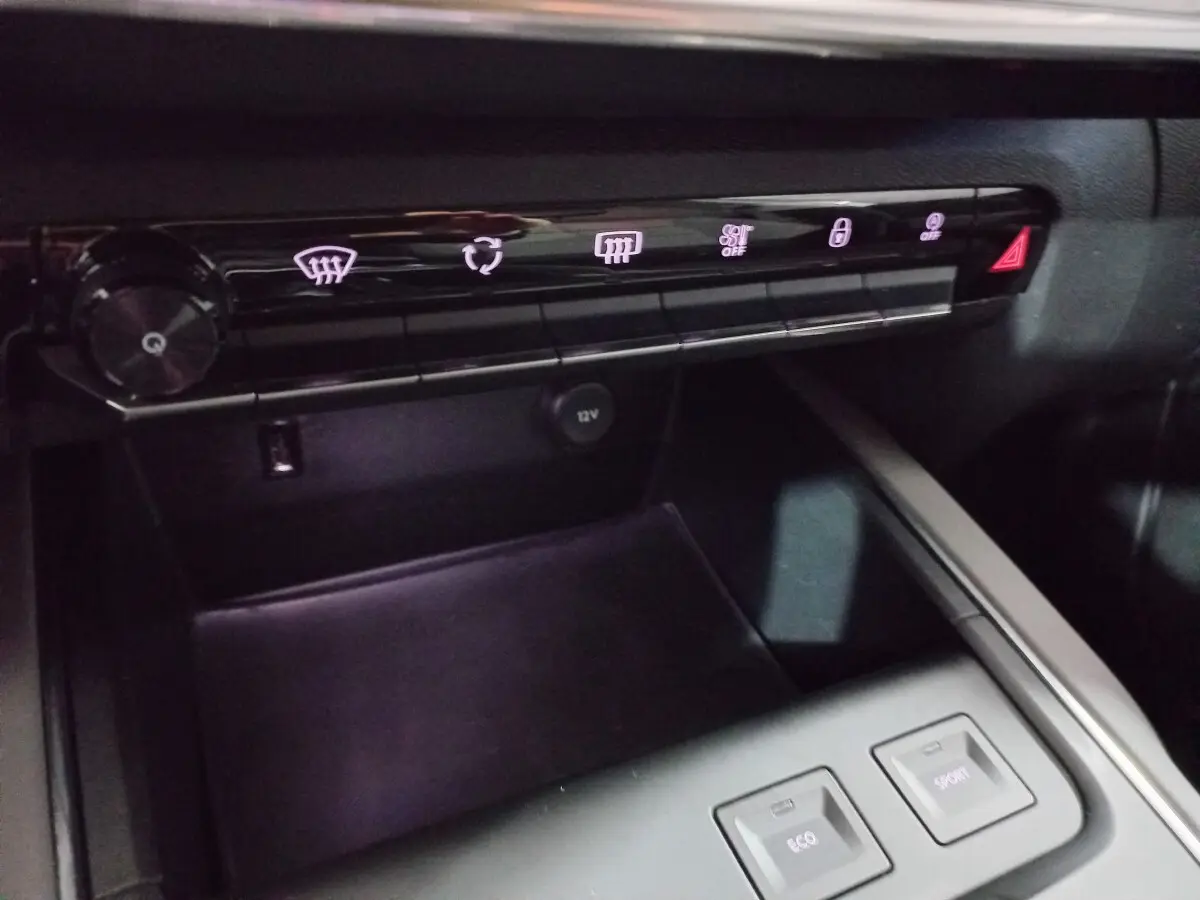 Gros plan sur la console centrale noire du Citroën C5 Aircross 2020 avec commandes climatisation et boutons Eco et Sport.