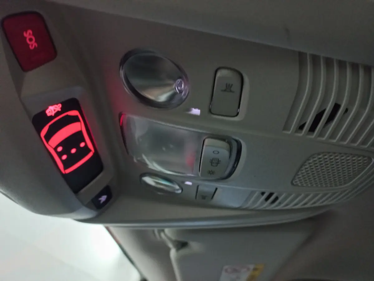 Vue en gros plan du plafonnier avec commandes et éclairage rouge du système SOS du Citroën C5 Aircross blanc 2020.