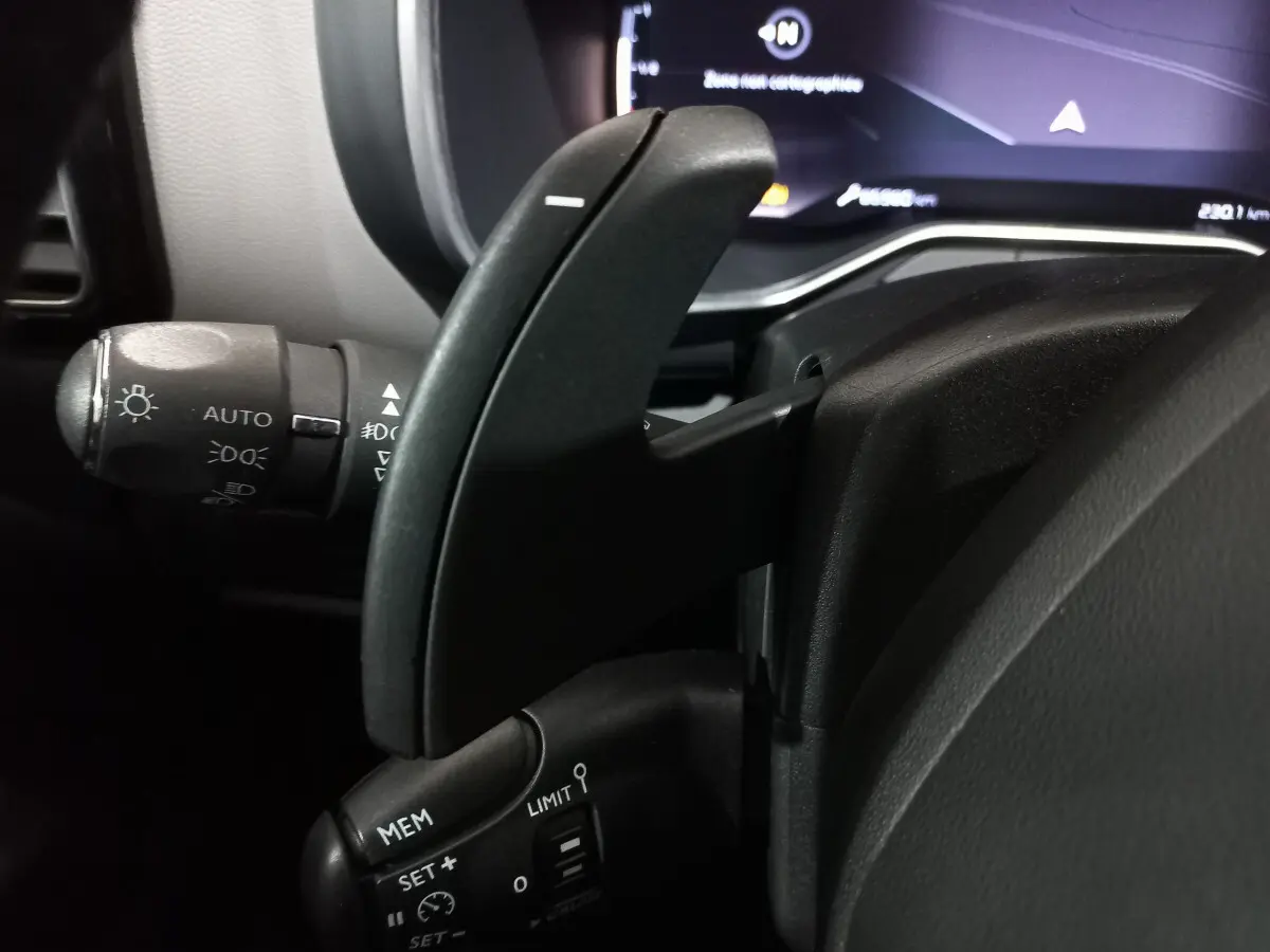 Gros plan sur la commande de régulateur de vitesse et palettes au volant du Citroën C5 Aircross 2020.