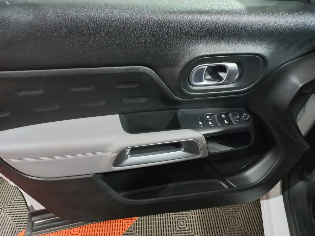 Panneau de porte côté gauche noir et gris avec commandes électriques sur Citroën C5 Aircross blanc 2020.