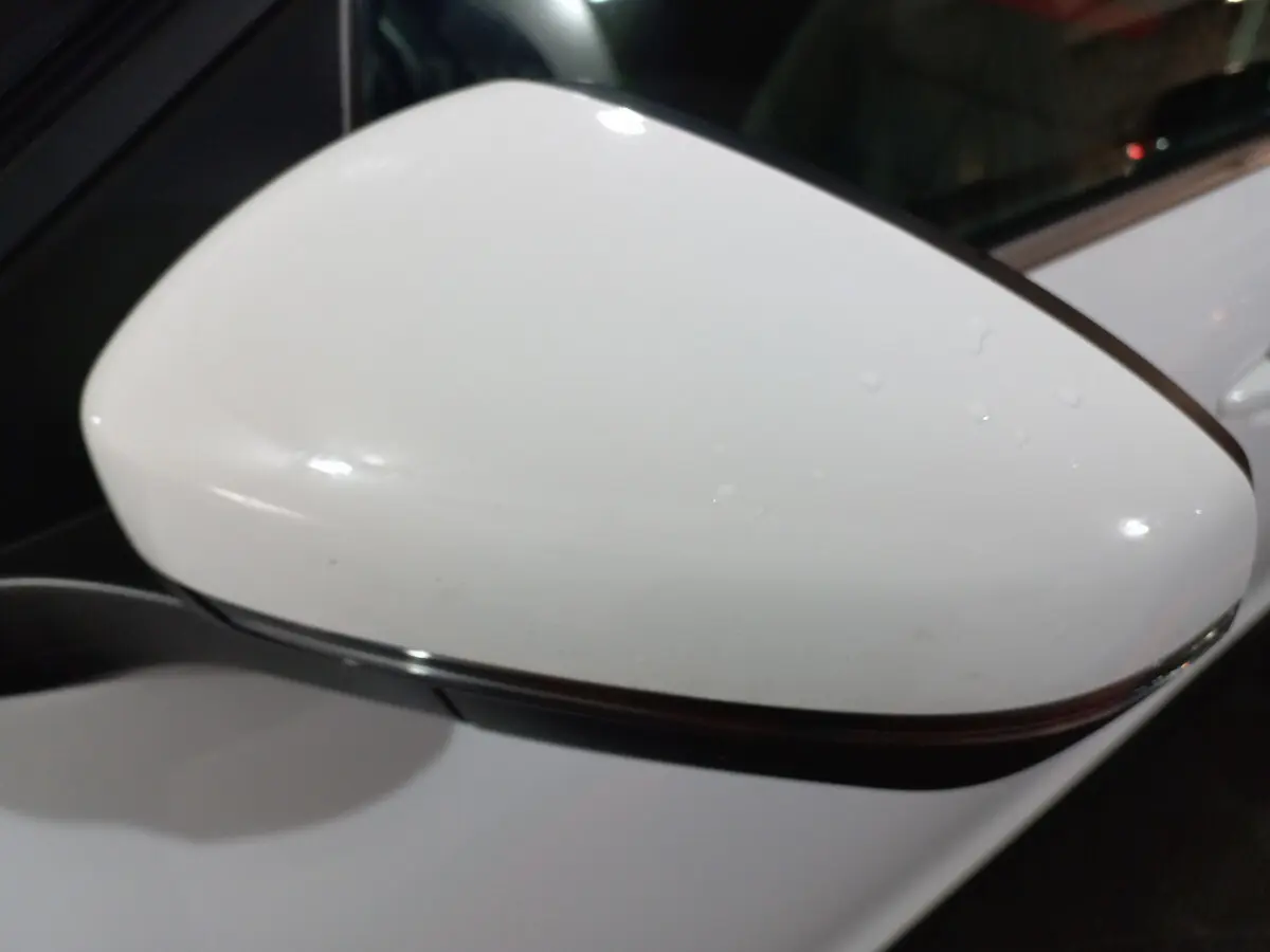 Rétroviseur extérieur blanc côté gauche du Citroën C5 Aircross 2020 avec clignotant intégré.