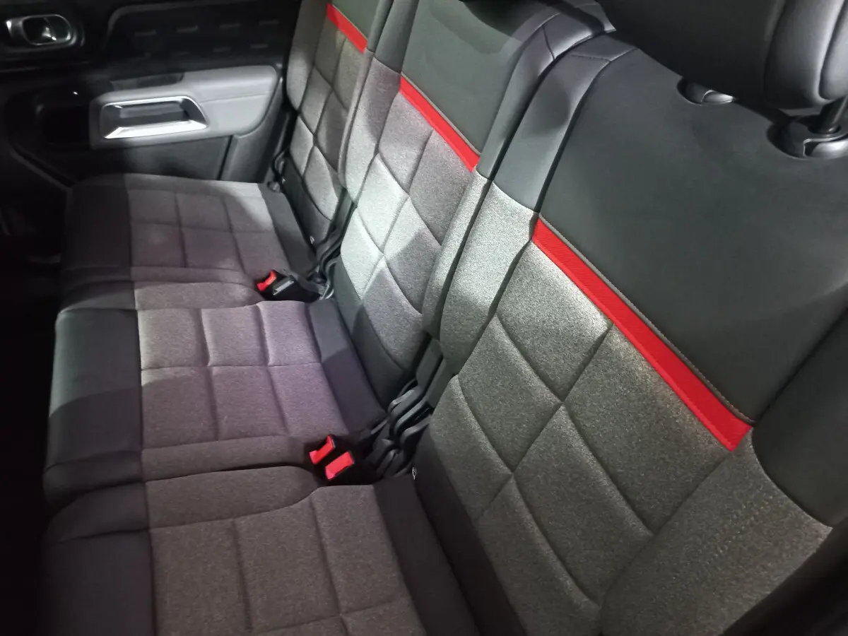 Vue rapprochée des sièges arrière gris avec bande rouge et ceinture noire du Citroën C5 Aircross 2020.