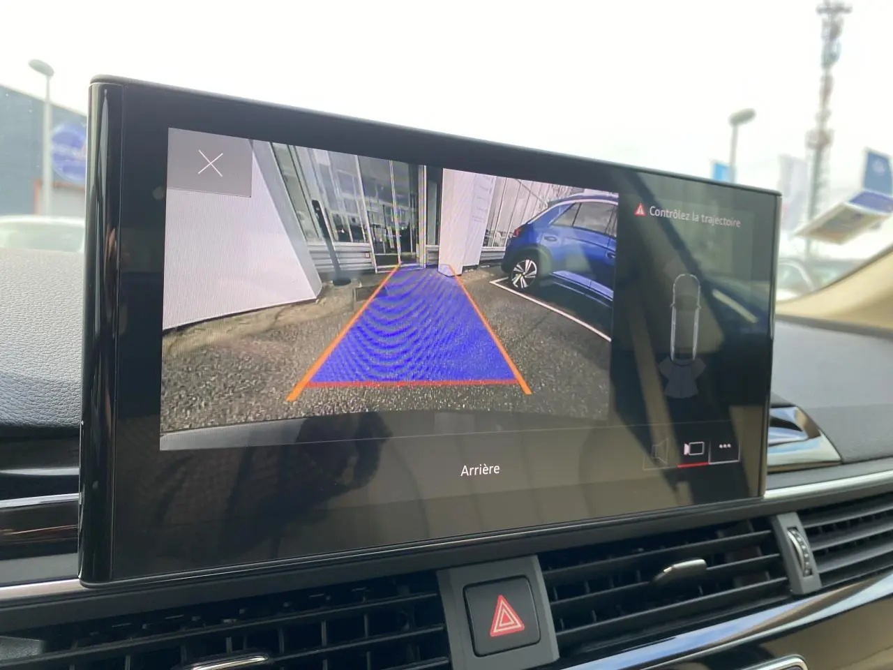 Écran de caméra de recul dans l'Audi A5 Sportback noir mythic, vue arrière avec guidage de trajectoire coloré.