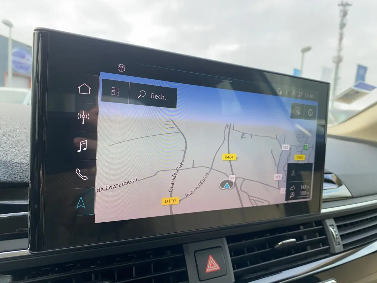 Écran tactile central affichant la navigation dans l'Audi A5 Sportback 2022, vue intérieure côté droit.