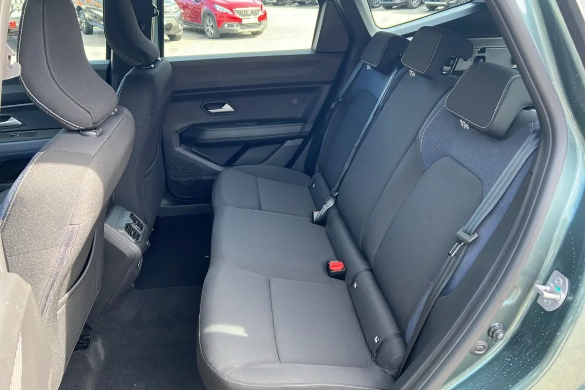 Vue intérieure côté droit sur la banquette arrière noire et bleue du Dacia Bigster Hybrid 155 Expression Plus vert cèdre.