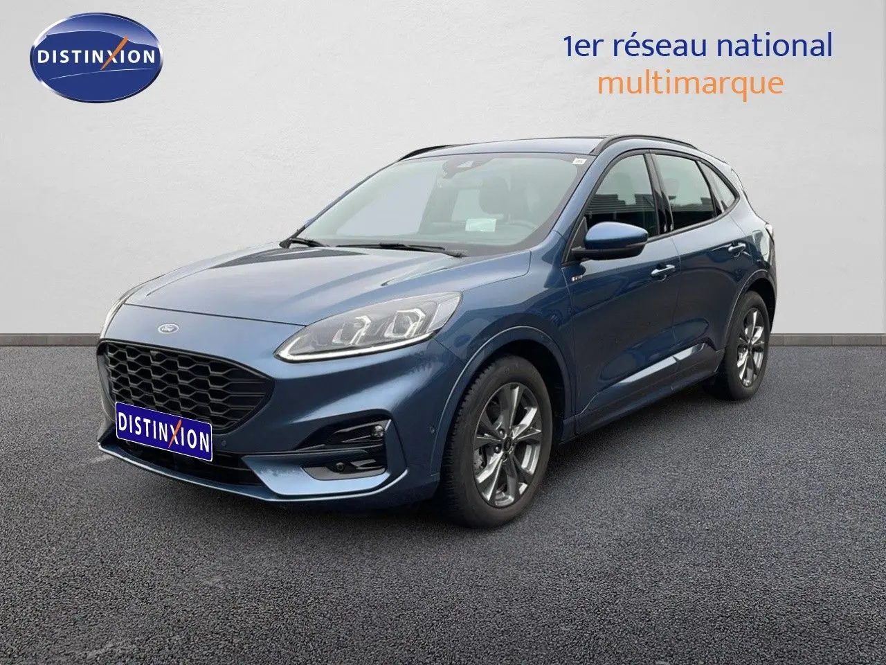 Ford Kuga 2024 bleu vapor metal en 3/4 avant droit, avec calandre noire et jantes alliage foncé.