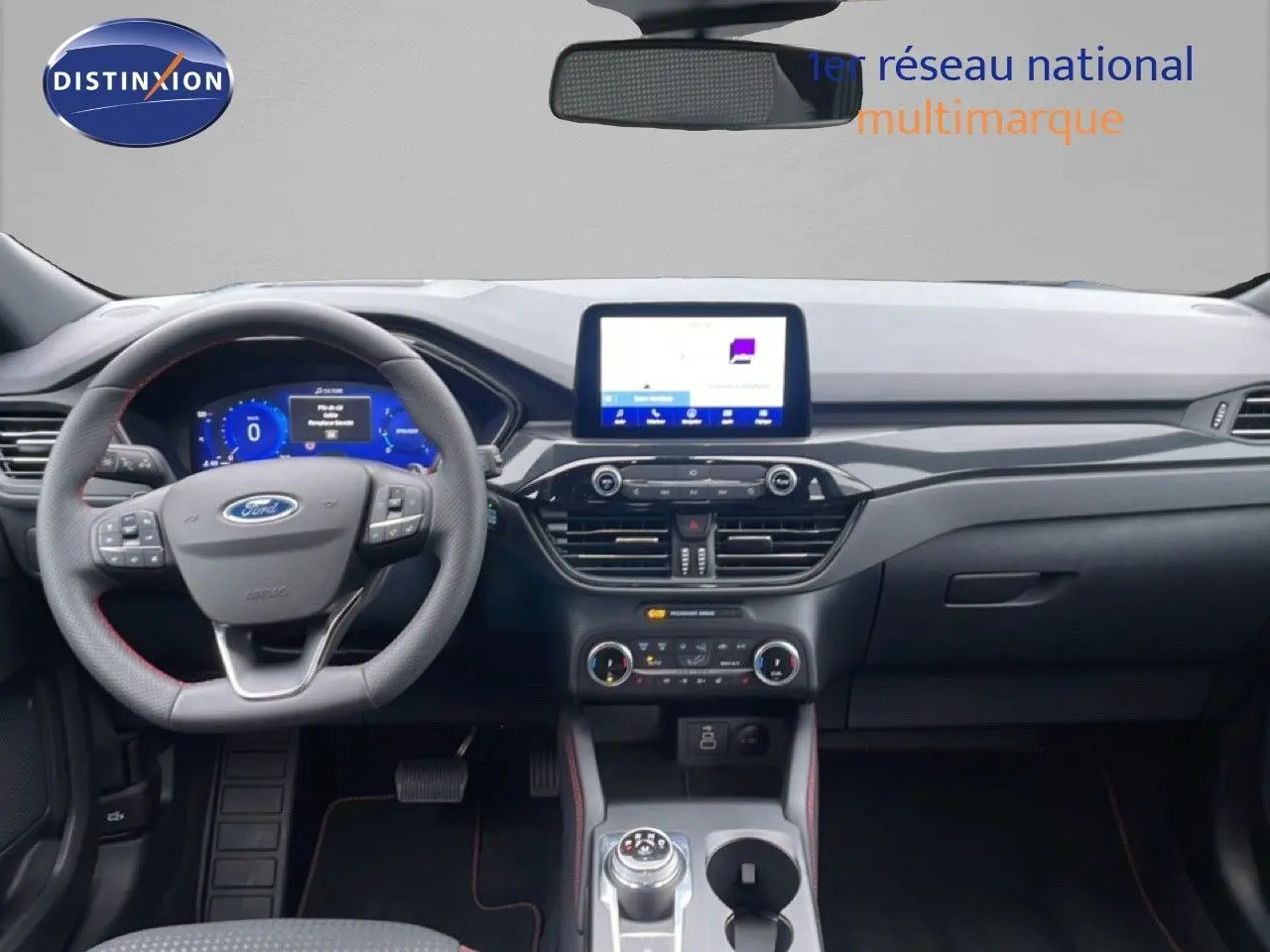 Vue intérieure avant du Ford Kuga 2024 bleu Vapor Metal, tableau de bord moderne avec écran tactile central et volant multifonction.